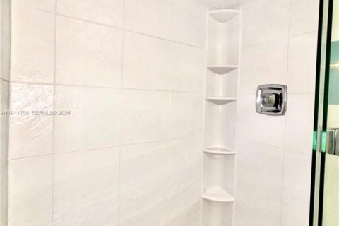 Condo in West Palm Beach, Florida, 2 bedrooms  № 1998708 - photo 18