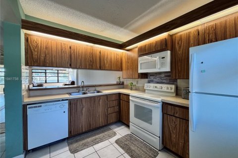 Condo in West Palm Beach, Florida, 2 bedrooms  № 1998708 - photo 12