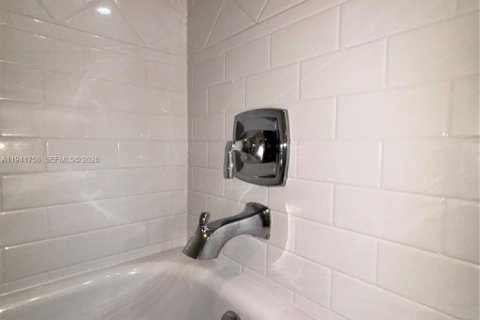 Condo in West Palm Beach, Florida, 2 bedrooms  № 1998708 - photo 20