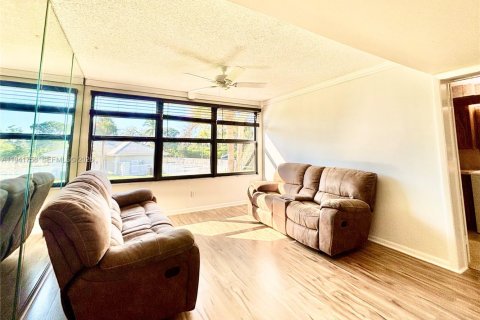 Condo in West Palm Beach, Florida, 2 bedrooms  № 1998708 - photo 6