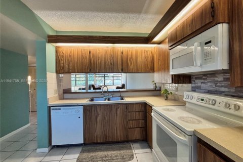 Condo in West Palm Beach, Florida, 2 bedrooms  № 1998708 - photo 13