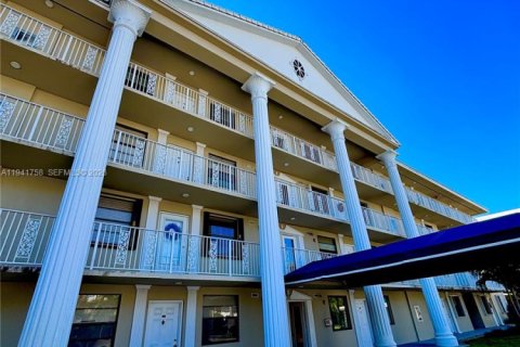 Condo in West Palm Beach, Florida, 2 bedrooms  № 1998708 - photo 2