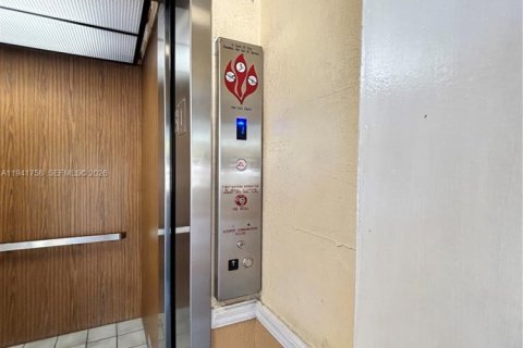 Condo in West Palm Beach, Florida, 2 bedrooms  № 1998708 - photo 26