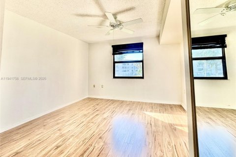 Condo in West Palm Beach, Florida, 2 bedrooms  № 1998708 - photo 15