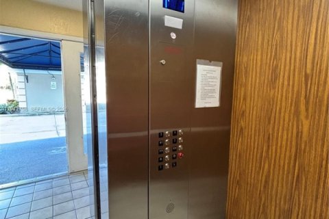 Condo in West Palm Beach, Florida, 2 bedrooms  № 1998708 - photo 27