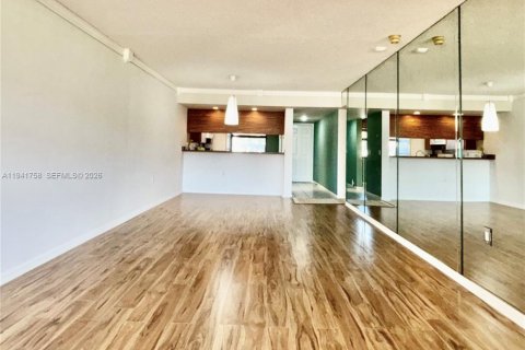 Condo in West Palm Beach, Florida, 2 bedrooms  № 1998708 - photo 8