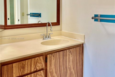 Condo in West Palm Beach, Florida, 2 bedrooms  № 1998708 - photo 16