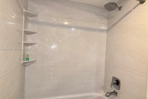 Condo in West Palm Beach, Florida, 2 bedrooms  № 1998708 - photo 21