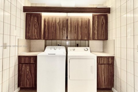 Condo in West Palm Beach, Florida, 2 bedrooms  № 1998708 - photo 24