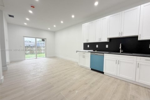 Duplex in Miami, Florida 4 bedrooms № 1993241 - photo 12