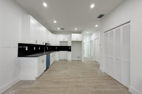 Duplex in Miami, Florida 4 bedrooms № 1993241 - photo 13