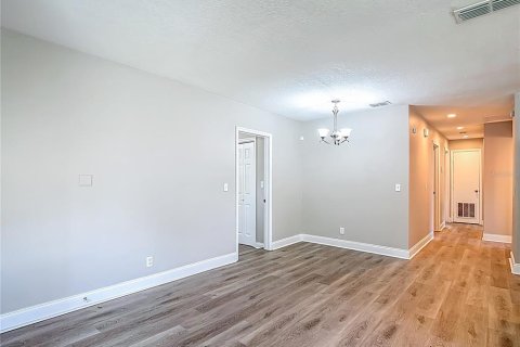 Casa en venta en Tampa, Florida, 4 dormitorios, 117.43 m2 № 1884432 - foto 12