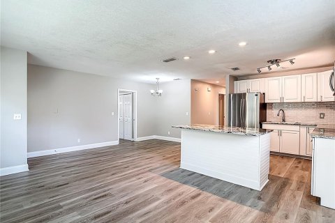 Casa en venta en Tampa, Florida, 4 dormitorios, 117.43 m2 № 1884432 - foto 15