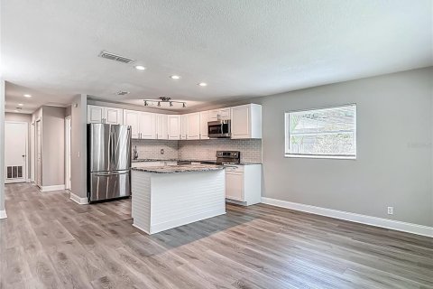 Casa en venta en Tampa, Florida, 4 dormitorios, 117.43 m2 № 1884432 - foto 14