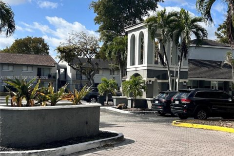 Copropriété à vendre à Hialeah, Floride: 2 chambres, 78.41 m2 № 2031584 - photo 1
