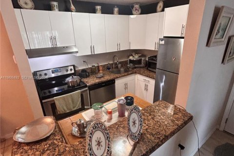 Copropriété à vendre à Hialeah, Floride: 2 chambres, 78.41 m2 № 2031584 - photo 14