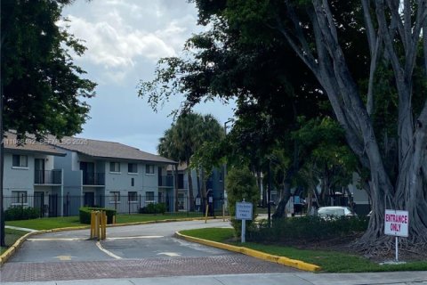Copropriété à vendre à Hialeah, Floride: 2 chambres, 78.41 m2 № 2031584 - photo 2
