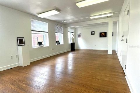 Propiedad comercial en alquiler en Tampa, Florida, 1236.9 m2 № 1816767 - foto 4