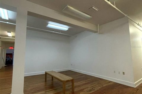 Propiedad comercial en alquiler en Tampa, Florida, 1236.9 m2 № 1816767 - foto 5