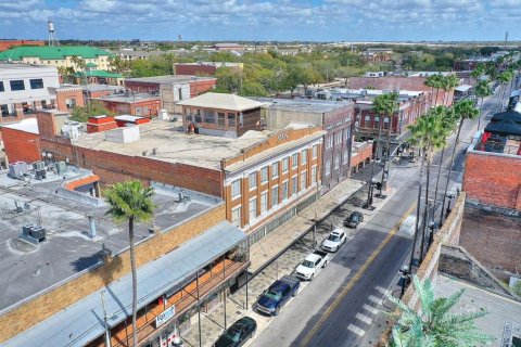 Propiedad comercial en alquiler en Tampa, Florida, 1236.9 m2 № 1816767 - foto 1