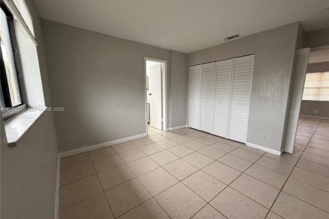 Снять в аренду квартиру в Лодерхилл, Флорида 2 спальни, 3258.27м2, № 2019559 - фото 7