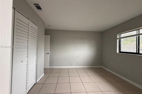 Снять в аренду квартиру в Лодерхилл, Флорида 2 спальни, 3258.27м2, № 2019559 - фото 5