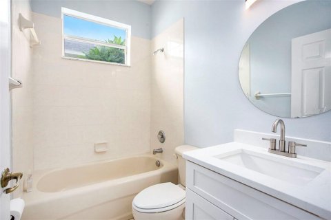 House in Tarpon Springs, Florida 4 bedrooms, 180.23 sq.m. № 1347192 - photo 23