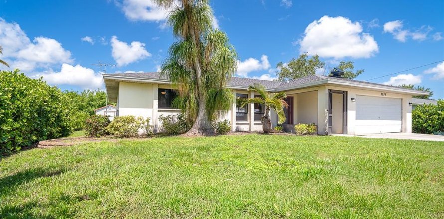 House in Englewood, Florida 2 bedrooms, 123 sq.m. № 1801861