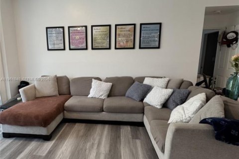Condominio en alquiler en Doral, Florida, 3 dormitorios, 135.64 m2 № 2024655 - foto 3