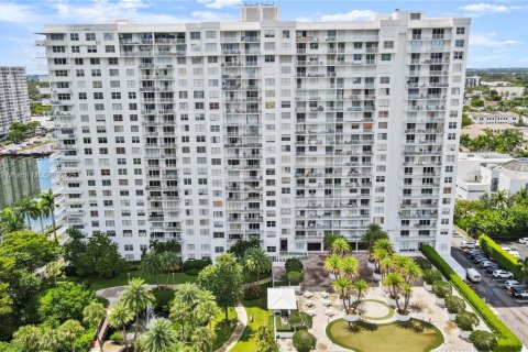 Condo in Aventura, Florida, 1 bedroom  № 1895861 - photo 16