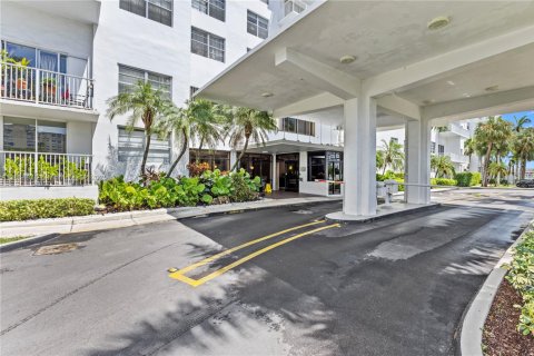 Condo in Aventura, Florida, 1 bedroom  № 1895861 - photo 15
