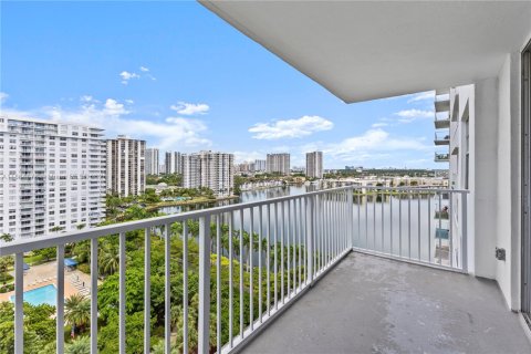 Condo in Aventura, Florida, 1 bedroom  № 1895861 - photo 2
