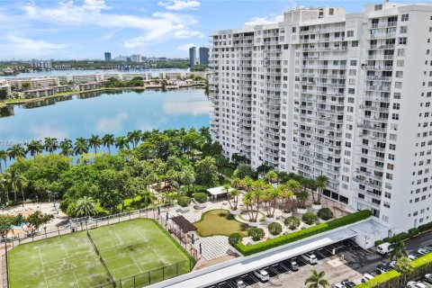 Condo in Aventura, Florida, 1 bedroom  № 1895861 - photo 9