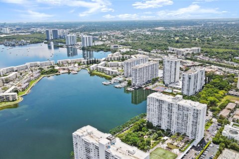 Condo in Aventura, Florida, 1 bedroom  № 1895861 - photo 14