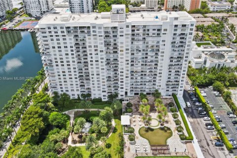 Condo in Aventura, Florida, 1 bedroom  № 1895861 - photo 8
