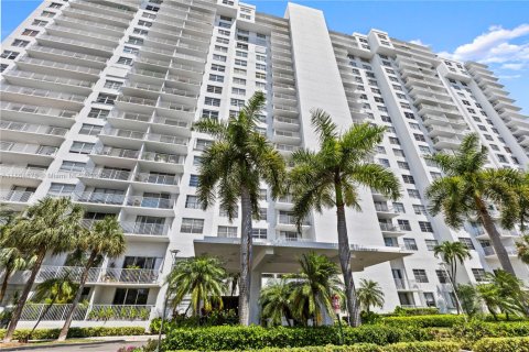 Condo in Aventura, Florida, 1 bedroom  № 1895861 - photo 17