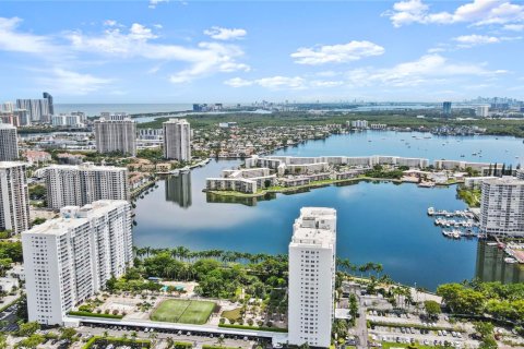 Condo in Aventura, Florida, 1 bedroom  № 1895861 - photo 13