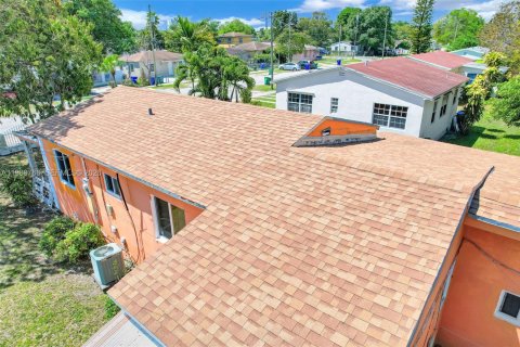 House in Miami, Florida 3 bedrooms, 147.9 sq.m. № 2062494 - photo 3