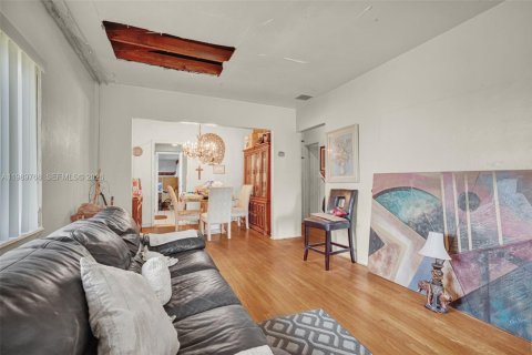 House in Miami, Florida 3 bedrooms, 147.9 sq.m. № 2062494 - photo 10