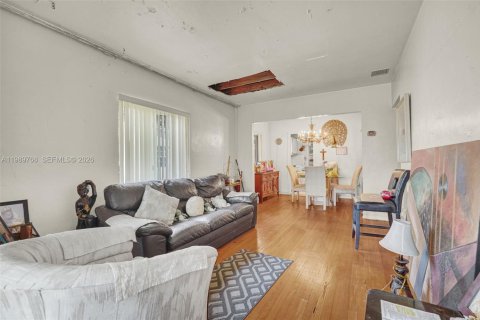 House in Miami, Florida 3 bedrooms, 147.9 sq.m. № 2062494 - photo 13