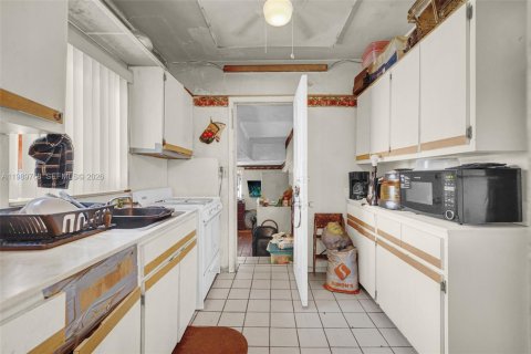 House in Miami, Florida 3 bedrooms, 147.9 sq.m. № 2062494 - photo 8