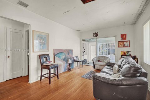 House in Miami, Florida 3 bedrooms, 147.9 sq.m. № 2062494 - photo 14