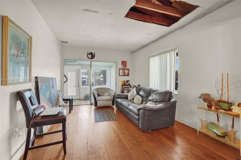 House in Miami, Florida 3 bedrooms, 147.9 sq.m. № 2062494 - photo 15