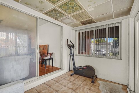 House in Miami, Florida 3 bedrooms, 147.9 sq.m. № 2062494 - photo 11