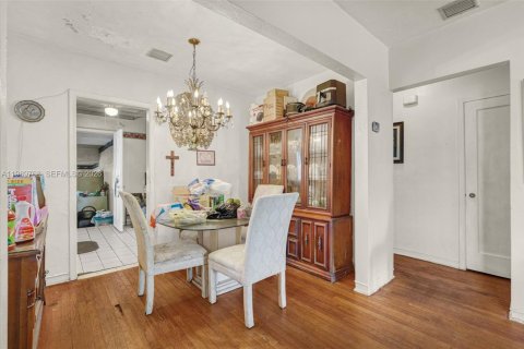 House in Miami, Florida 3 bedrooms, 147.9 sq.m. № 2062494 - photo 9