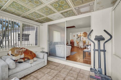 House in Miami, Florida 3 bedrooms, 147.9 sq.m. № 2062494 - photo 12