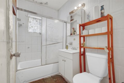 House in Miami, Florida 3 bedrooms, 147.9 sq.m. № 2062494 - photo 17