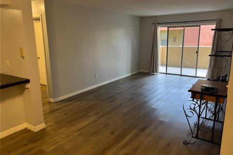 Condo in Casselberry, Florida, 2 bedrooms  № 2384167 - photo 2