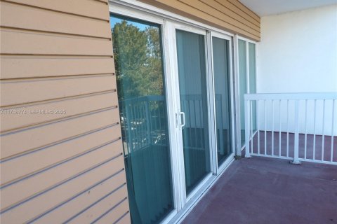 Condo in Miami, Florida, 1 bedroom  № 1982699 - photo 27