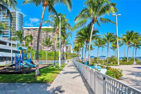 Condo in Miami, Florida, 1 bedroom  № 1938457 - photo 29